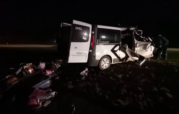 Масштабная авария с участием микроавтобуса Opel Vivaro и грузовика Scania унесла жизни четырех человек в Ростовской области.